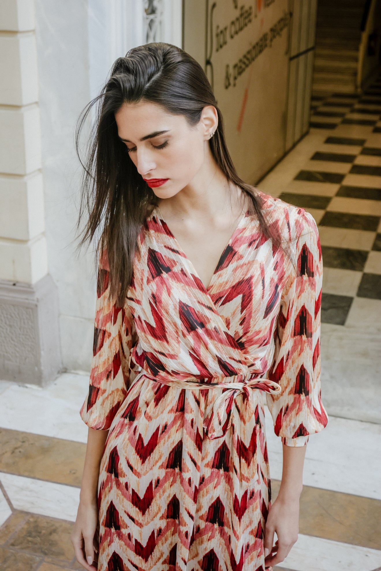 Εμπριμέ μίντι φόρεμα