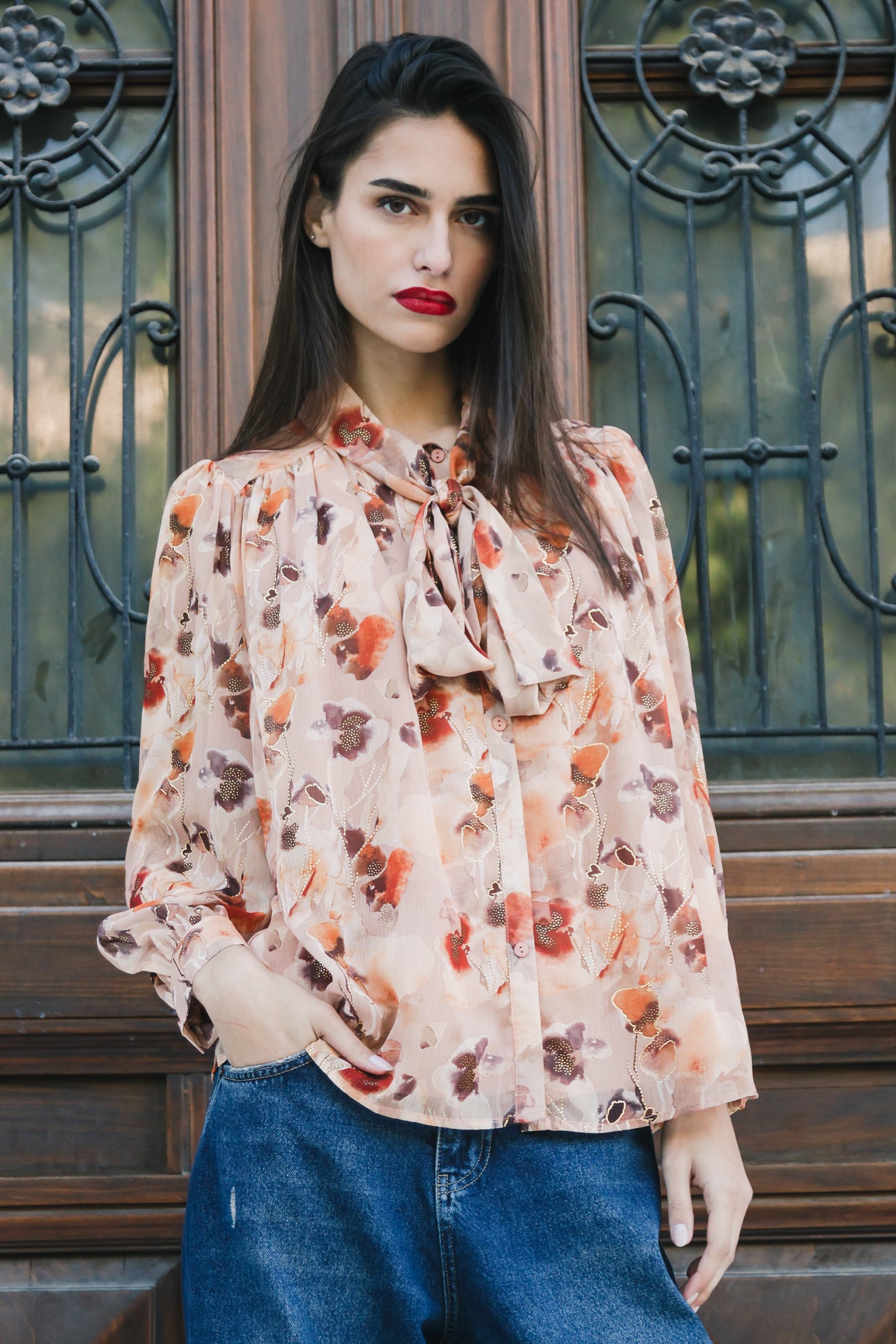 Εμπριμέ πουκάμισο με φιόγκο