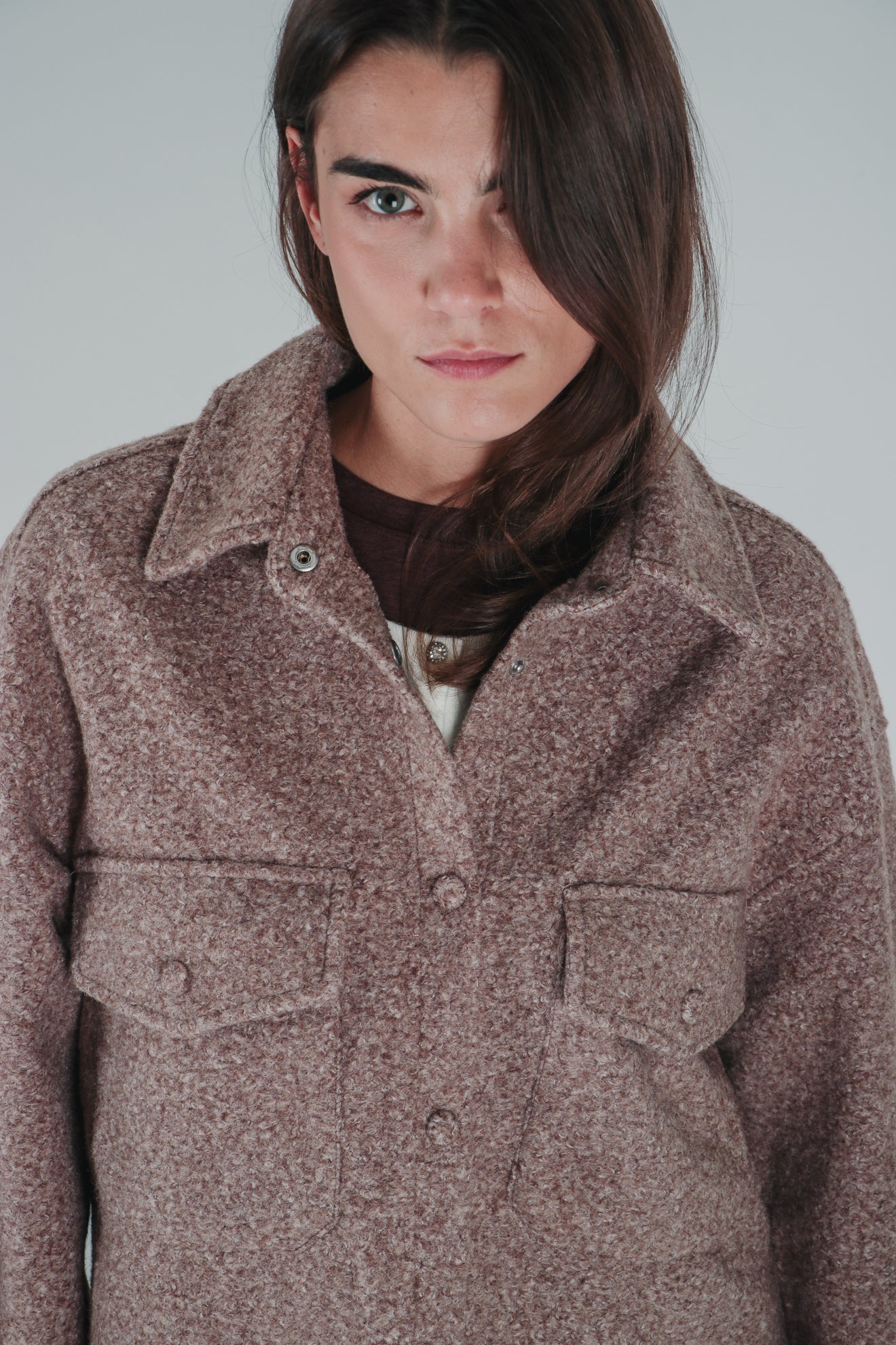 Μπουκλέ overshirt σε άνετη γραμμή