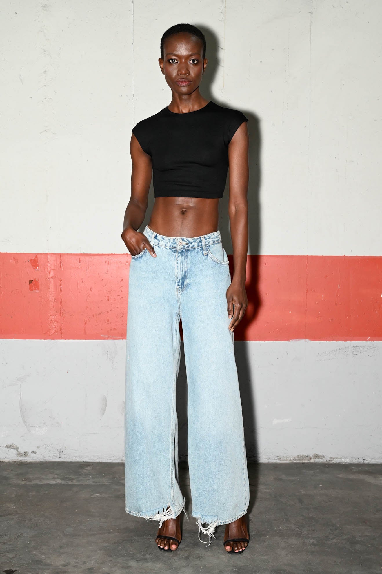 Top cropped με πολύ κοντό μανίκι